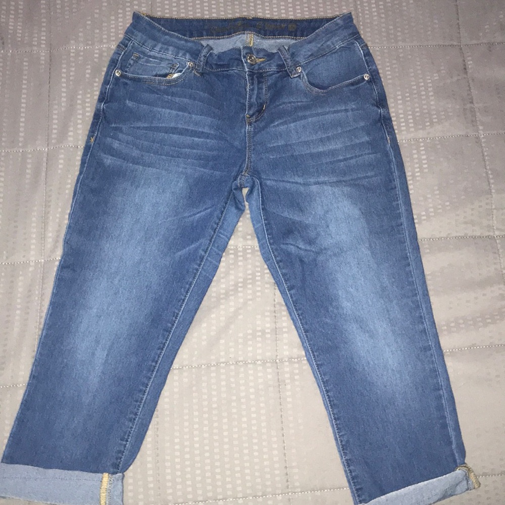 Light blue capri jeans 👖 ✉️